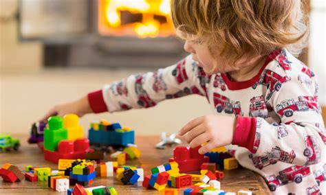 Een kind dat met LEGO City speelgoed speelt