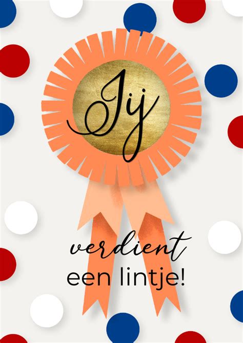 Een vrolijk gevuld knijpfruitzakje met een lintje en een kaartje met de naam.