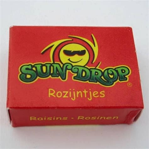 Een doosje rozijnen verpakt in vrolijk papier met een badeendje eraan.