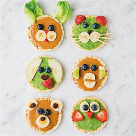 Een creatieve traktatie van rijstwafels vormgegeven als dieren.