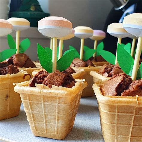 Een gedetailleerde foto van een creatief versierde traktatie, bijvoorbeeld een bloem- of dierenfiguur.