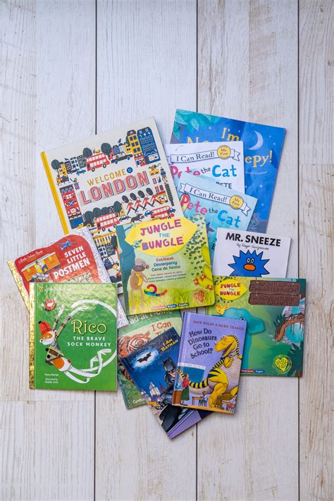 Een stapel kleine prentenboekjes, klaar om uit te delen.