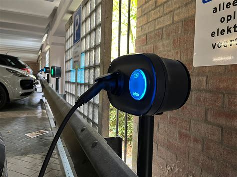 Infografiek die de werking van slimme laadstations van BlueMarble Charging illustreert.