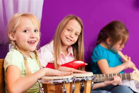 kinderen die met plezier muziek maken met verschillende instrumenten