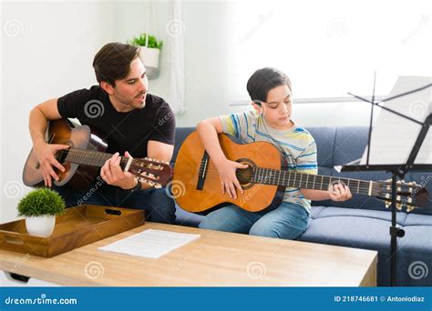 een muziekleraar die een kind helpt bij het bespelen van een gitaar