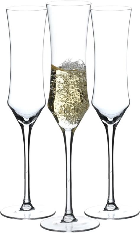 Illustratie van een set elegant gegraveerde champagneglazen, klaar voor een feestelijke gelegenheid.