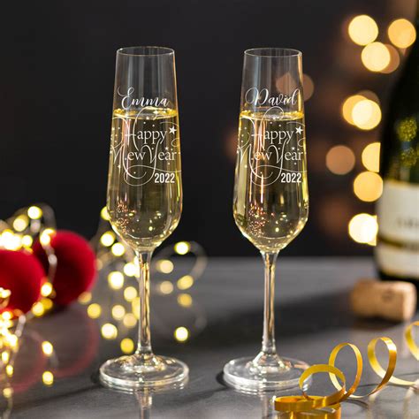 Voorbeelden van verschillende gepersonaliseerde champagneglazen met diverse teksten en ontwerpen.