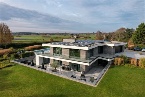 Exterieur van de ultra-luxe villa in St. Willebrord, met nadruk op het zwembad.