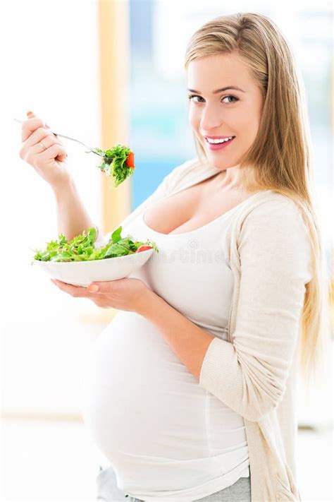 Een zwangere vrouw die kleine porties eet