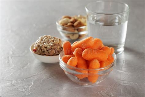 Een glas water en diverse gezonde snacks
