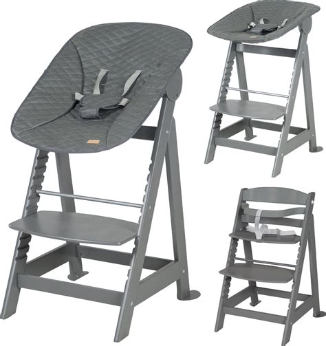 Illustratie van een klassieke houten Storchenmühle kinderstoel met verstelbaar blad en voetensteun.