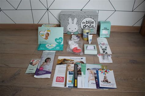 De inhoud van de Blije Doos, met o.a. Pampers, Difrax speen en Nijntje rammelaar.