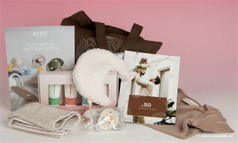 Een selectie van diverse gratis babyproducten, zoals een romper, boekje en samples.