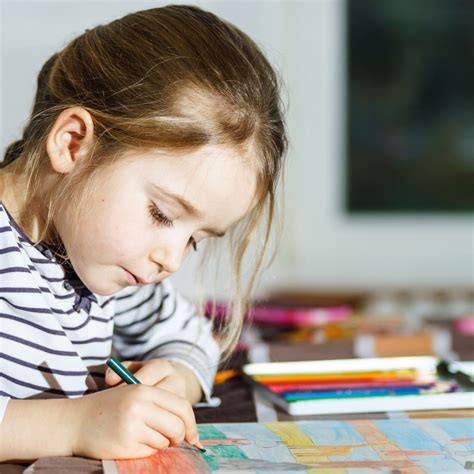 Illustratie van een kind dat vrolijk leert met diverse leermiddelen.