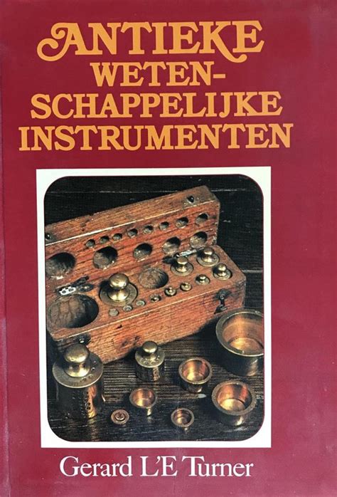 Portret van Bernelot Moens, mogelijk met wetenschappelijke instrumenten of literatuur uit zijn tijd.