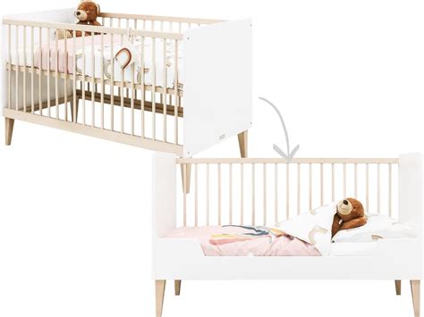 Een stijlvolle foto van het Sebra Kili meegroeibed in een kinderkamer, met de kenmerkende Deense designelementen.