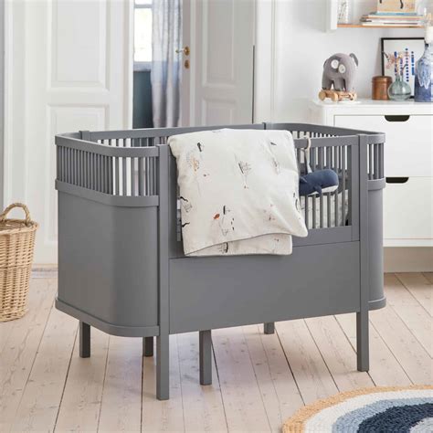Een illustratie die de verschillende ombouwmogelijkheden van het Sebra Kili bed toont, van babybed tot juniorbed.