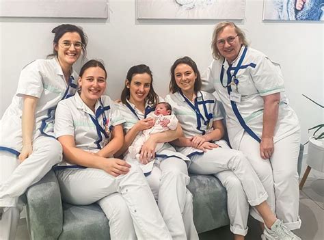 Foto van de vroedvrouwen van Maryam Vroedvrouwen, stralend en professioneel