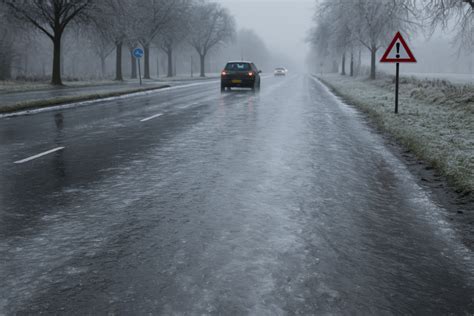 Schema dat de vorming van ijzel illustreert, met verschillende luchtlagen en de overgang van regen naar bevriezing bij contact met de grond.