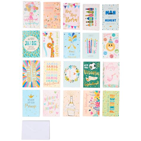 Collage van verschillende Zeeuwse wenskaarten met meiden afgebeeld met diverse objecten.