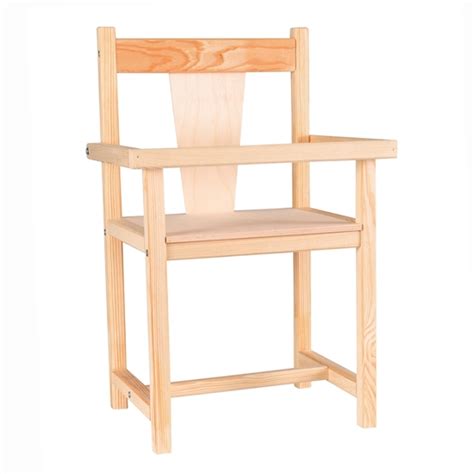 Detail van een verstelbare houten poppenstoel die kan worden omgevormd tot een tafel en stoelcombinatie.