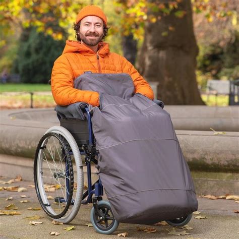 Illustratie van een Kaiser lamsvel voetenzak in een rolstoel