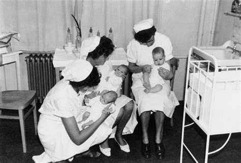Interieur van een kraamzaal van de kraamkliniek Henegouwenlaan, 1971.
