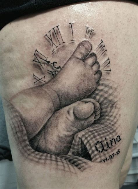 Realistische tattoo van babyvoetjes
