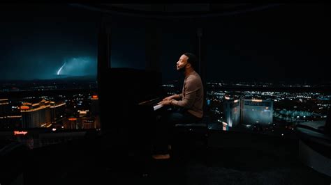 John Legend op piano