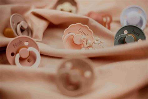 Close-up van de FRIGG Daisy speen, met nadruk op het bloemenpatroon