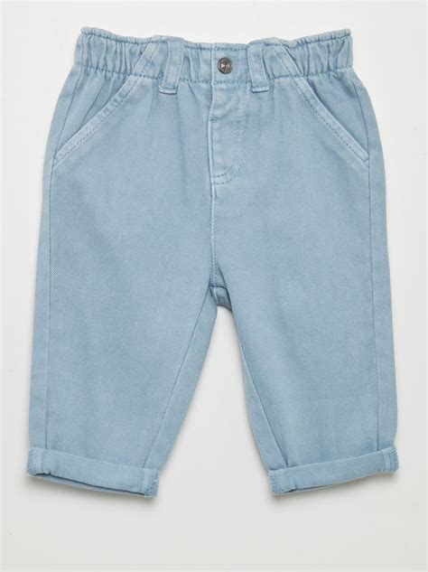 babyjongen in een comfortabel broekje