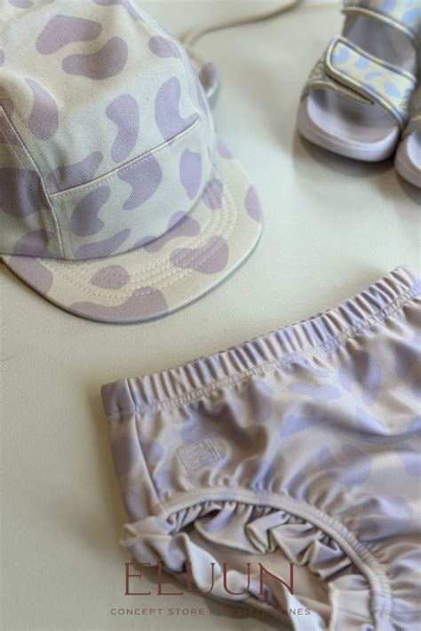 voorbeeld van diverse babybroekjes voor jongens in verschillende kleuren en prints