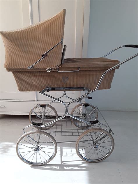 Collage van diverse antieke en vintage kinderwagens in verschillende stijlen