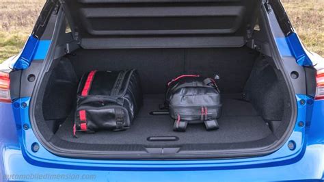 Illustratie van de kofferruimte van de Nissan Qashqai met diverse bagage.