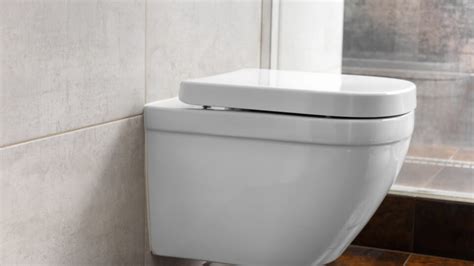 Close-up van een chroom kinderwagenframe met instructies voor het verwijderen van lichte krassen.