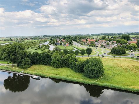 Illustratie van een buggy die bij de gate wordt afgegeven voor een vliegtuig