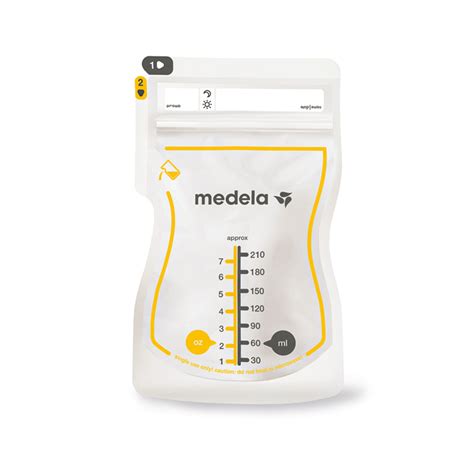 Gedetailleerde afbeelding van de Medela Easy Pour bewaarzakjes, met pijlen die de verschillende onderdelen aanwijzen: schenktuit, schaalverdeling, schrijfgedeelte, en dubbele ritssluiting.