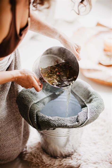 Collage van diverse postnatale behandelingen: yoni stoom, moxa behandeling, sluitingsritueel, babymassage.