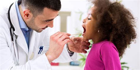 Illustratie van een kinderarts die een kind onderzoekt.