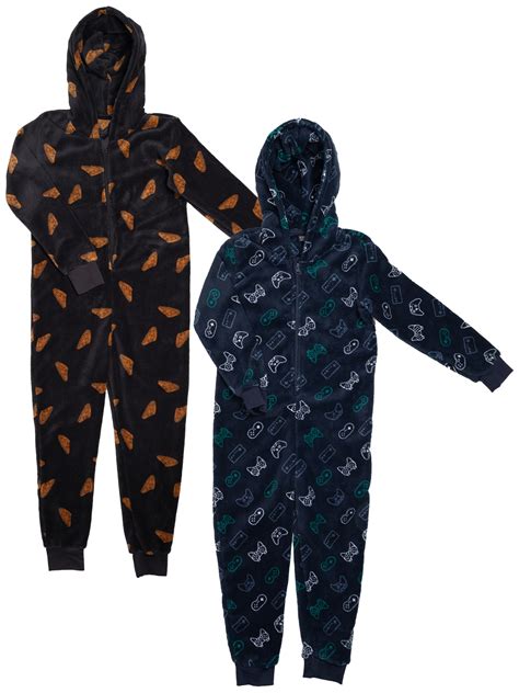 Een meisje dat lachend een onesie aantrekt