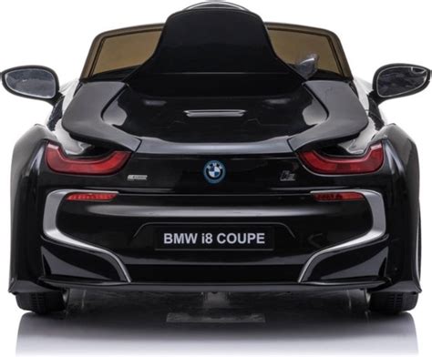 Illustratie van een rode elektrische BMW i8 kinderauto met een kind erop.
