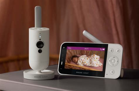 Illustratie van een babyfoon met camera die verbonden is met een smartphone.