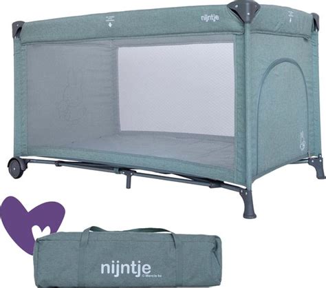 Illustratie van een uitgepakt campingbedje met de poten en bodem zichtbaar