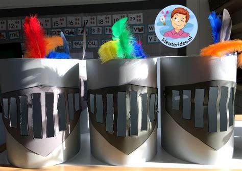 Thema: Verschillende soorten kinder ridderhelmen, inclusief een met een struisvogelpluim