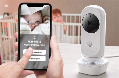 Illustratie van een smartphone die verbonden is met een babyfoon, met icoontjes van beeld, geluid en temperatuur.