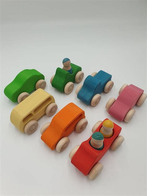 Een diverse collectie houten speelgoedauto's in verschillende kleuren en modellen.