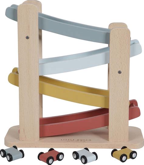 Een gedetailleerde foto van de Little Dutch houten autobaan, met nadruk op het ontwerp en de kleuren.