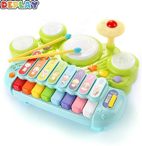 peuter zingt met muziekinstrument