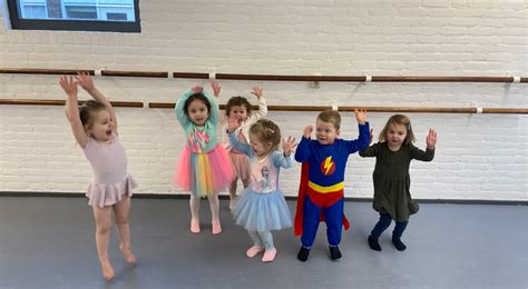 peuter danst met sjaaltjes op muziek