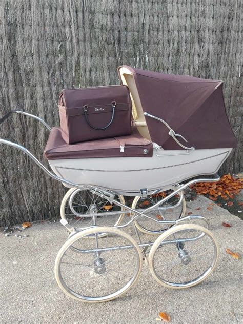 Illustratie van de verschillende onderdelen van een Silver Cross kinderwagen met lederen accessoires.